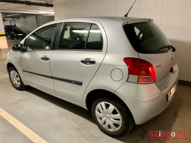 2009' Toyota Yaris photo #2