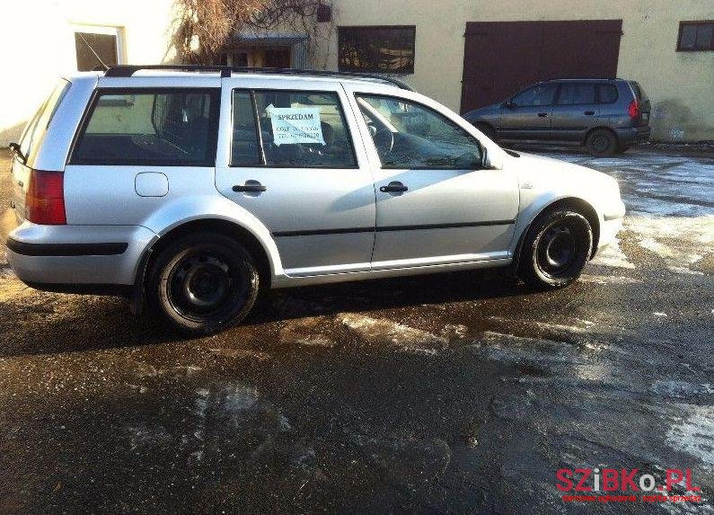 2002' Volkswagen Golf photo #2