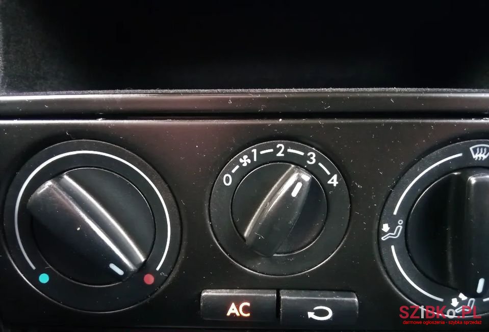 2003' Volkswagen Golf photo #5