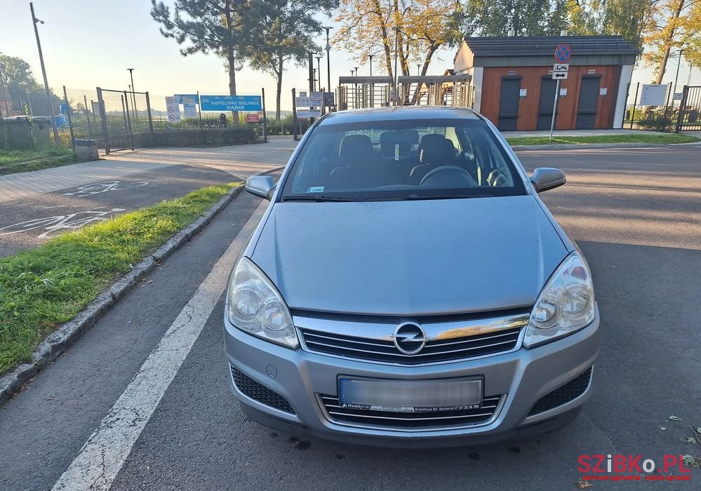 2008' Opel Astra photo #1