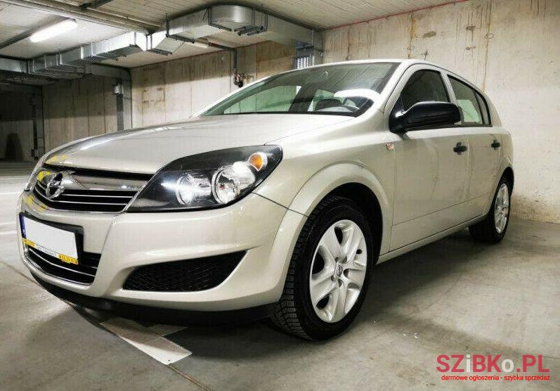 2011' Opel Astra photo #1