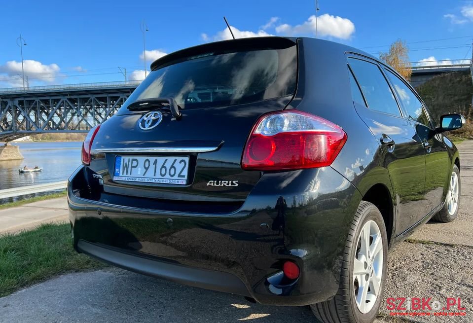 2011' Toyota Auris photo #4