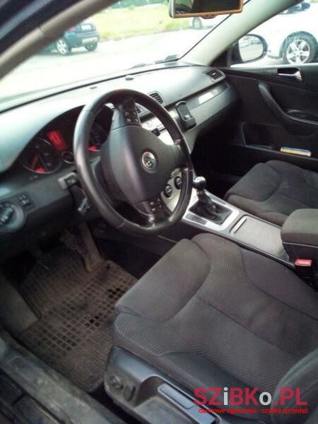 2005' Volkswagen Passat photo #3