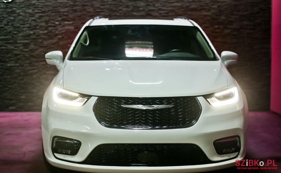 2021' Chrysler Pacifica photo #1