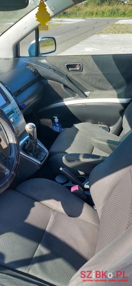 2004' Toyota Corolla Verso photo #2