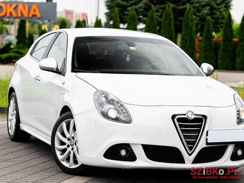 2012' Alfa Romeo Giulietta photo #1
