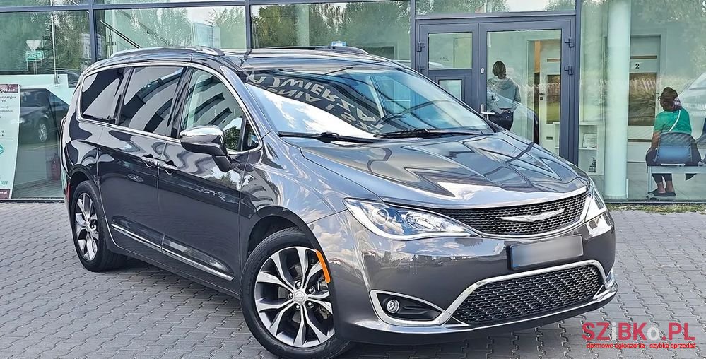 2017' Chrysler Pacifica photo #3