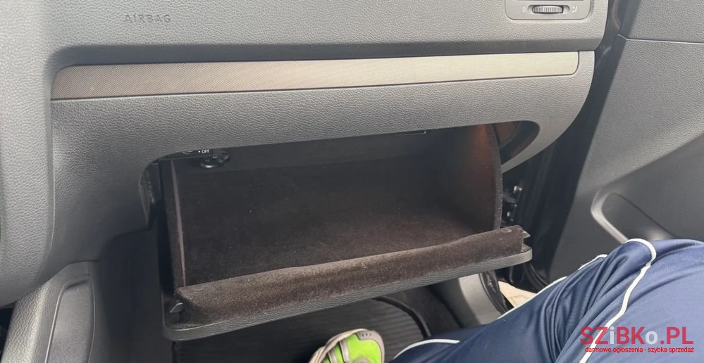 2004' Volkswagen Golf photo #6