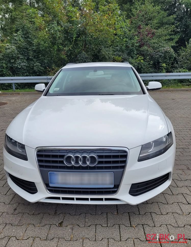 2011' Audi A4 Avant photo #2