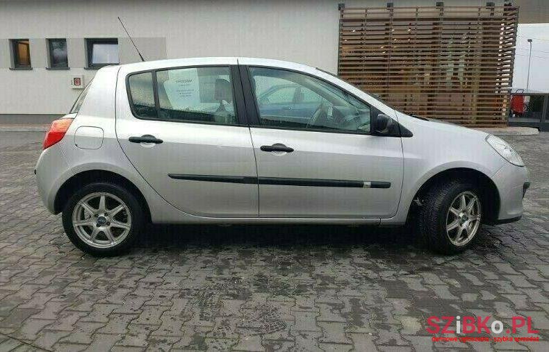 2005' Renault Clio photo #1