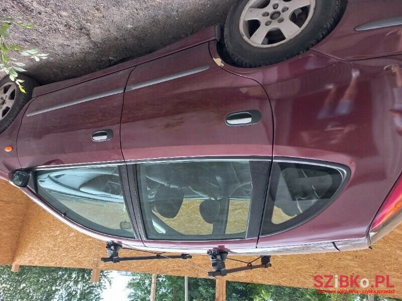 2005' Nissan Almera photo #3