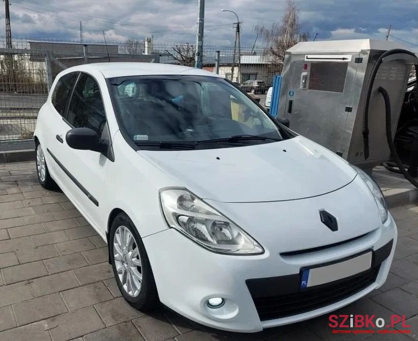 2010' Renault Clio photo #2