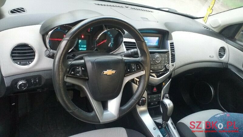 2011' Chevrolet Cruze photo #3