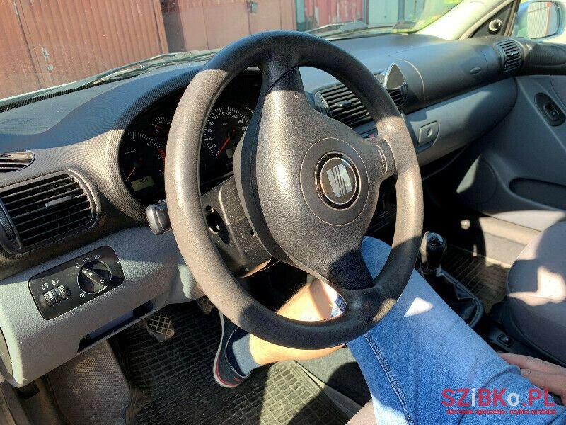 2001' SEAT Toledo photo #2