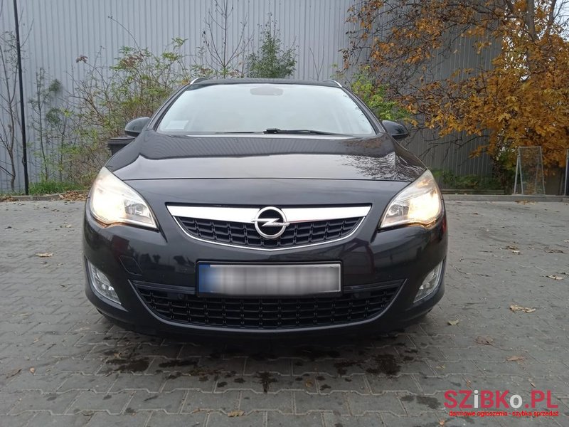 2011' Opel Astra photo #2