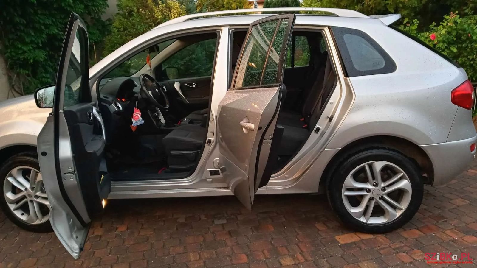 2010' Renault Koleos photo #2