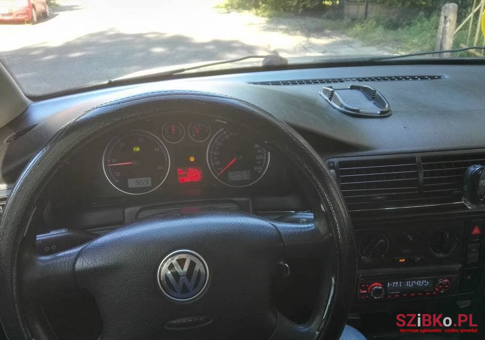 2001' Volkswagen Passat photo #3