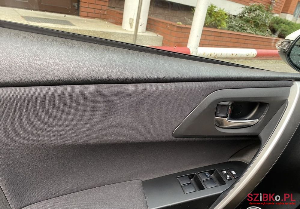 2014' Toyota Auris photo #4