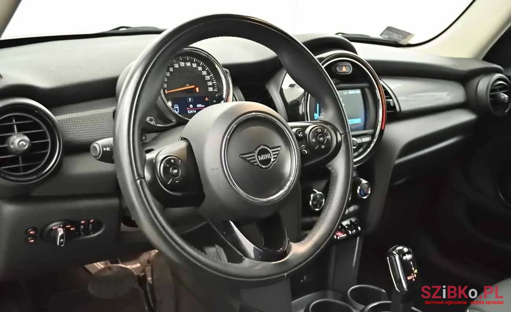 2020' MINI Cooper Standard photo #2