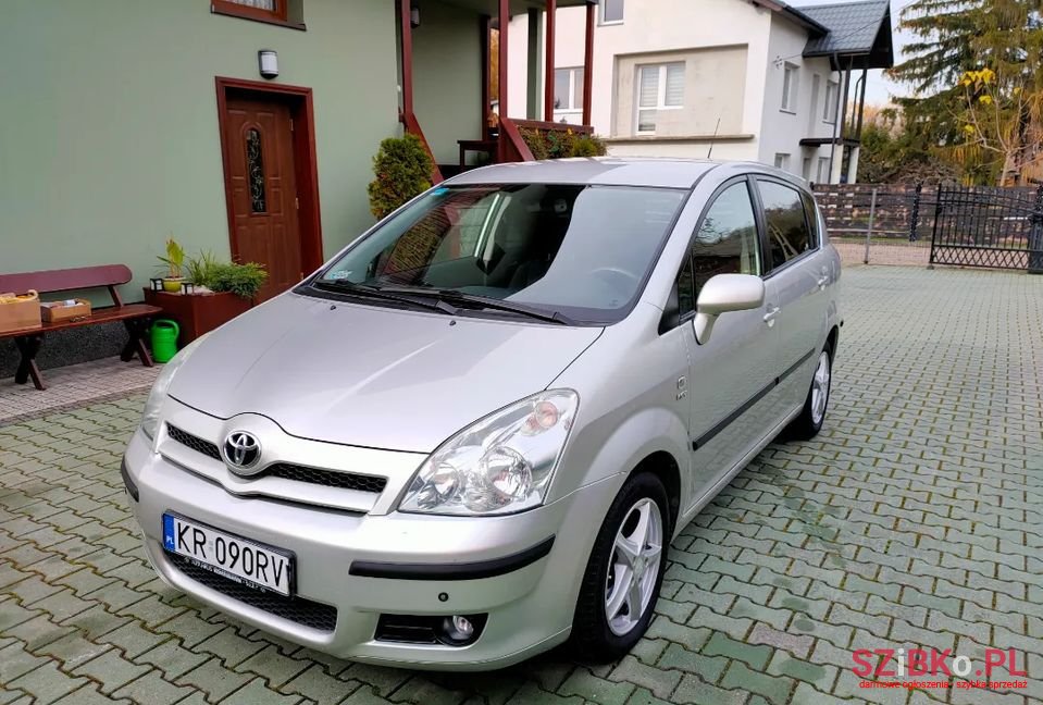 2004' Toyota Corolla Verso photo #1