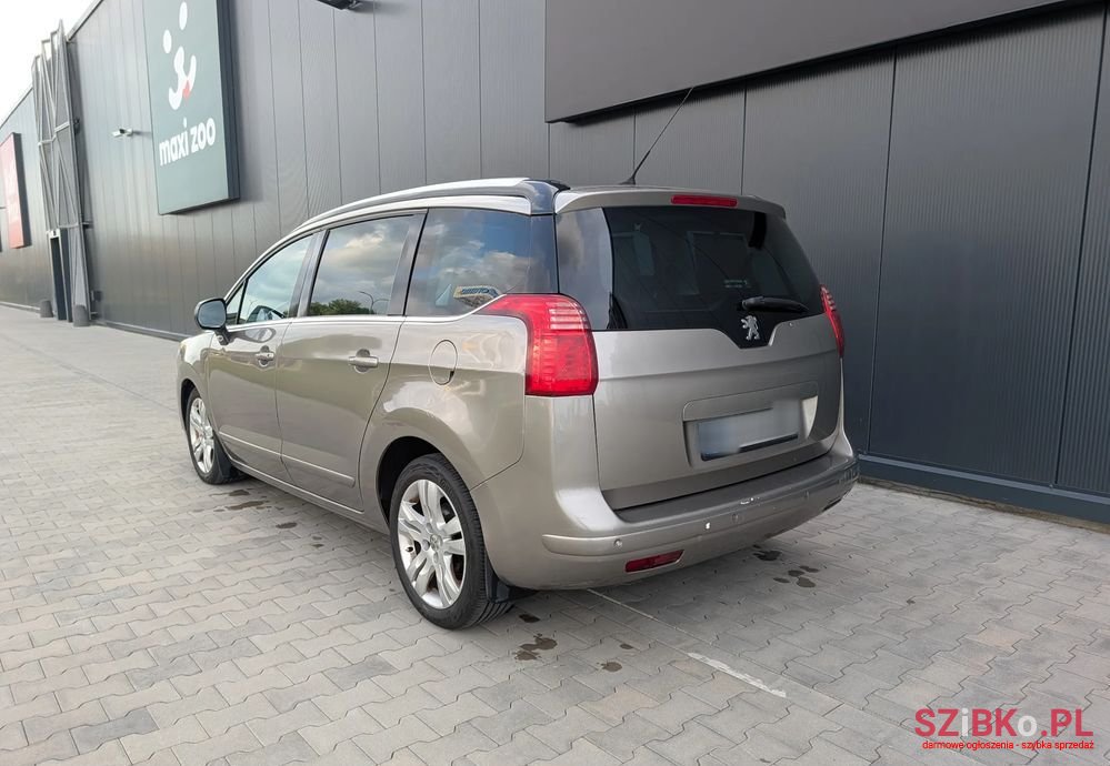 2011' Peugeot 5008 photo #4