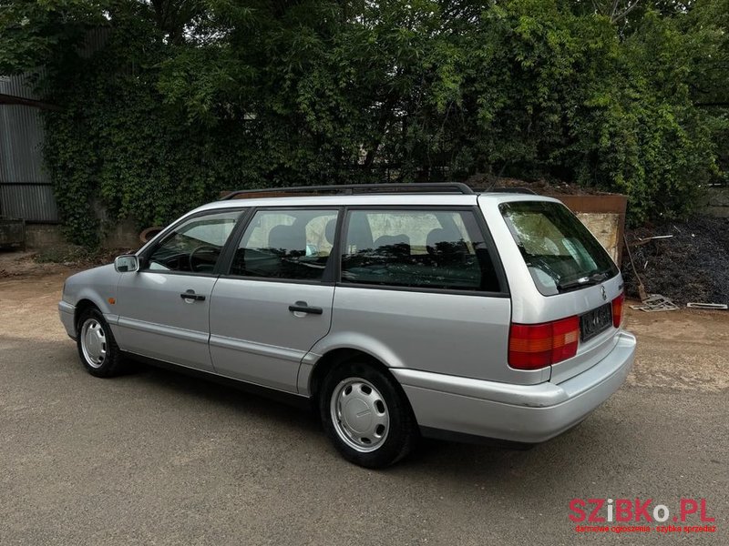 1995' Volkswagen Passat Variant 1.6 Gl photo #1