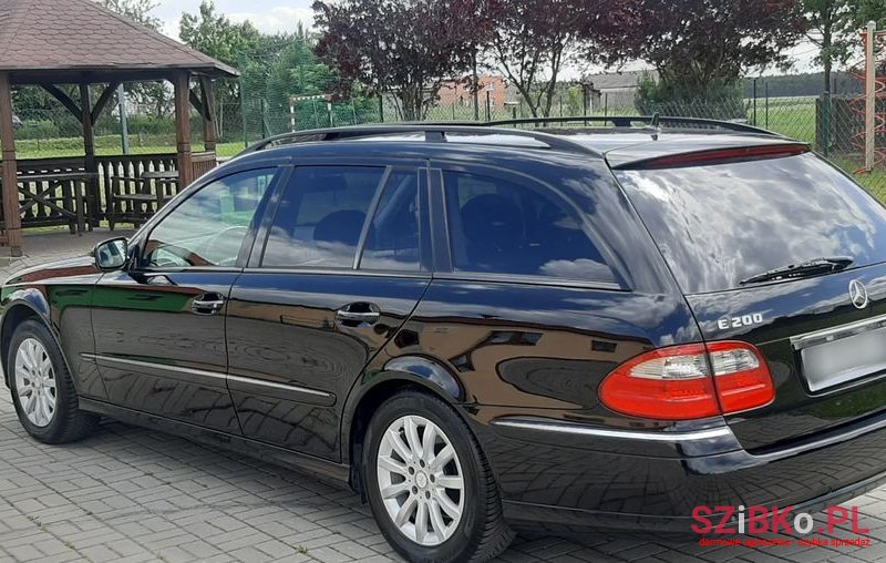 2008' Mercedes-Benz E-Class 200 photo #6