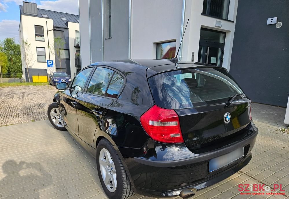 2009' BMW 1 Series 116I photo #2