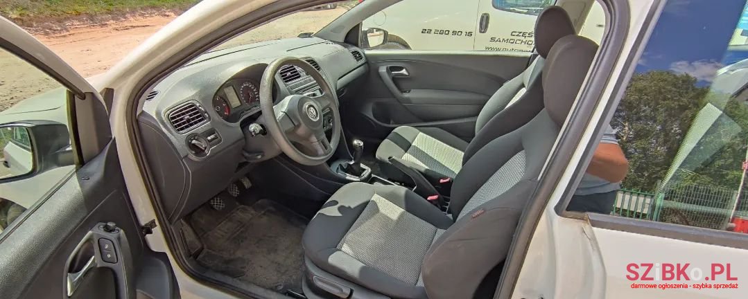 2011' Volkswagen Polo photo #6