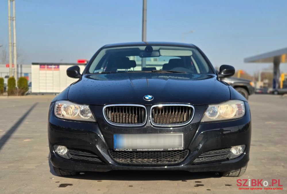 2010' BMW 3 Series 318I photo #2