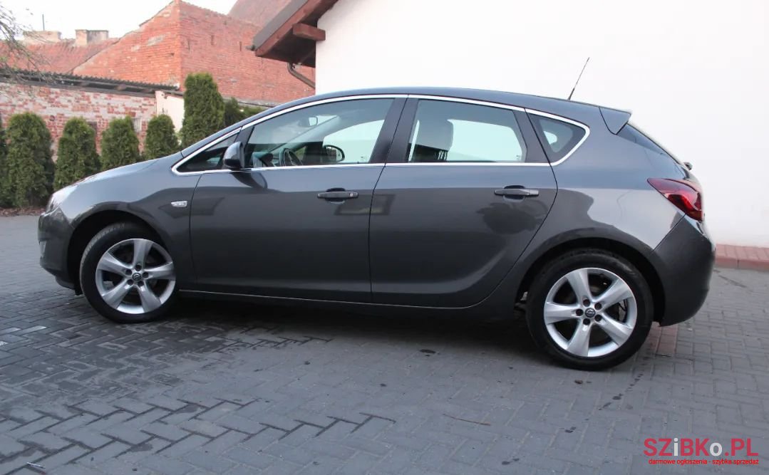 2010' Opel Astra photo #5