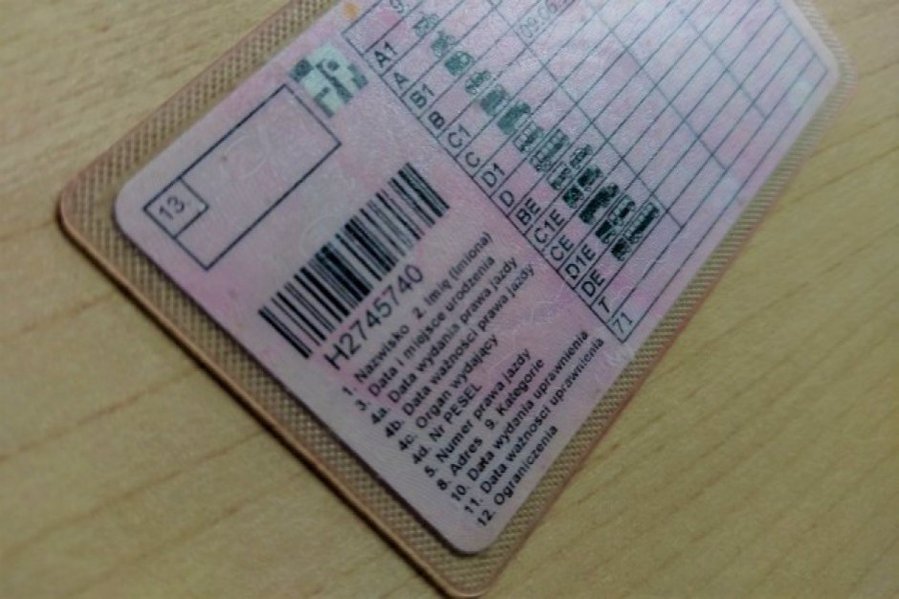 Granica 65. roku życia będzie ważna, ale seniorzy nie stracą prawa jazdy. Zmiana planów