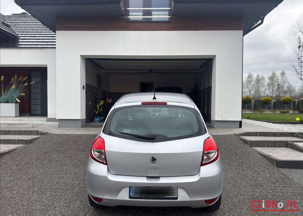 2011' Renault Clio photo #3