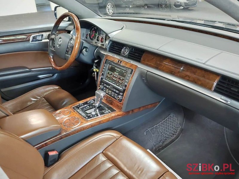 2015' Volkswagen Phaeton photo #5
