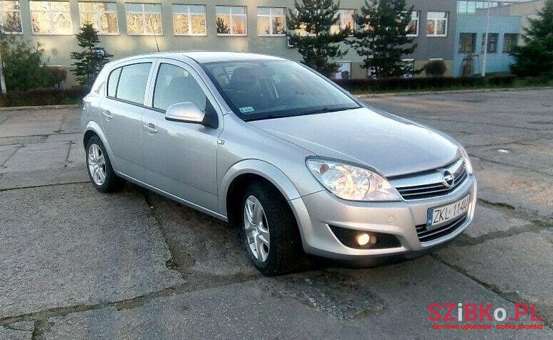 2010' Opel Astra photo #1