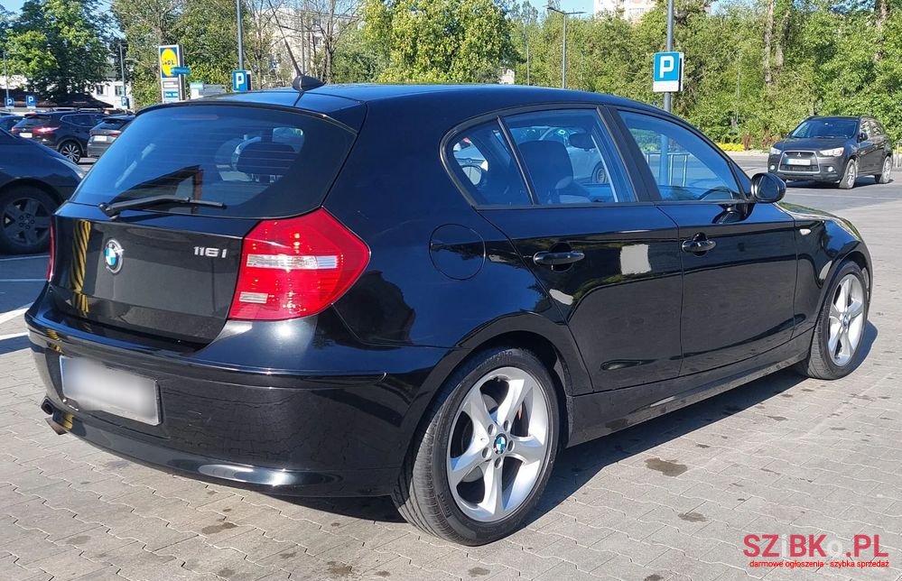 2009' BMW 1 Series 116I photo #6