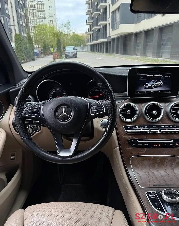 2018' Mercedes-Benz GLC 300 4-Matic photo #4