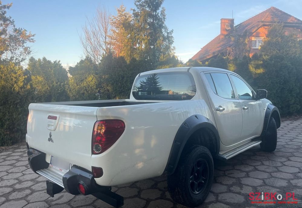 2010' Mitsubishi L200 Pick Up photo #2