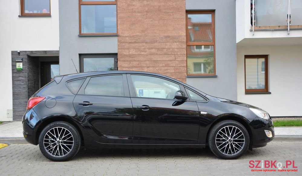 2011' Opel Astra Sport photo #4