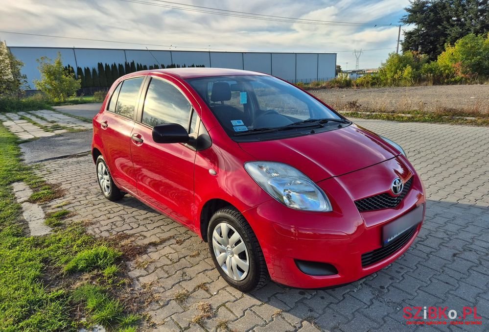 2010' Toyota Yaris 1.0 Luna Eu5 photo #3