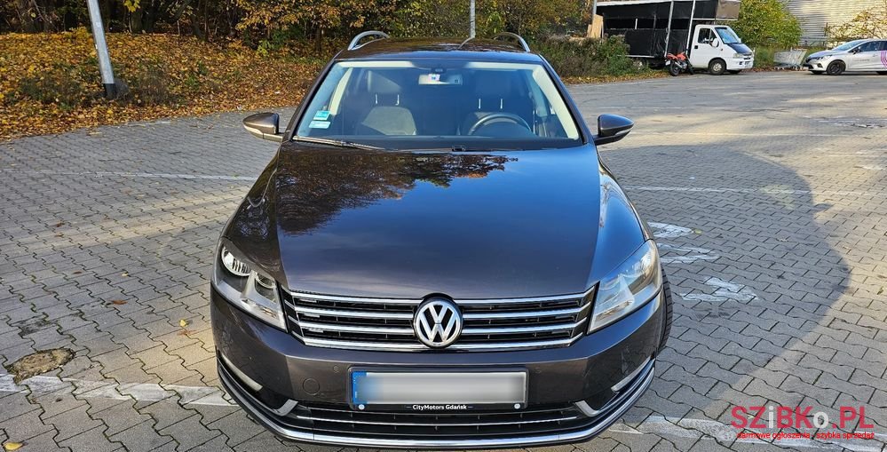 2011' Volkswagen Passat photo #3