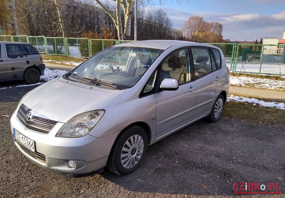 2003' Toyota Corolla Verso photo #1