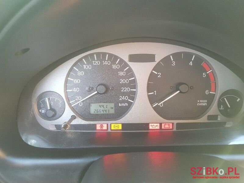 2002' Mitsubishi Carisma photo #5