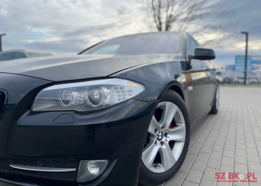 2011' BMW 5 Series photo #3