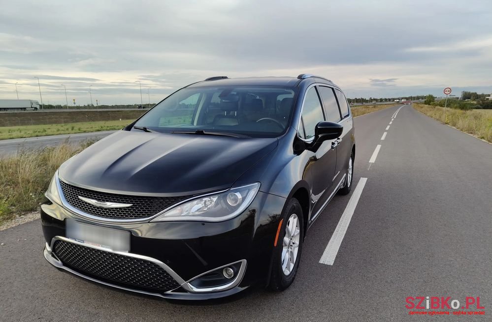 2020' Chrysler Pacifica photo #3