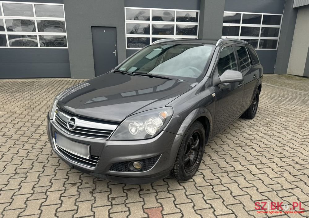 2011' Opel Astra photo #1