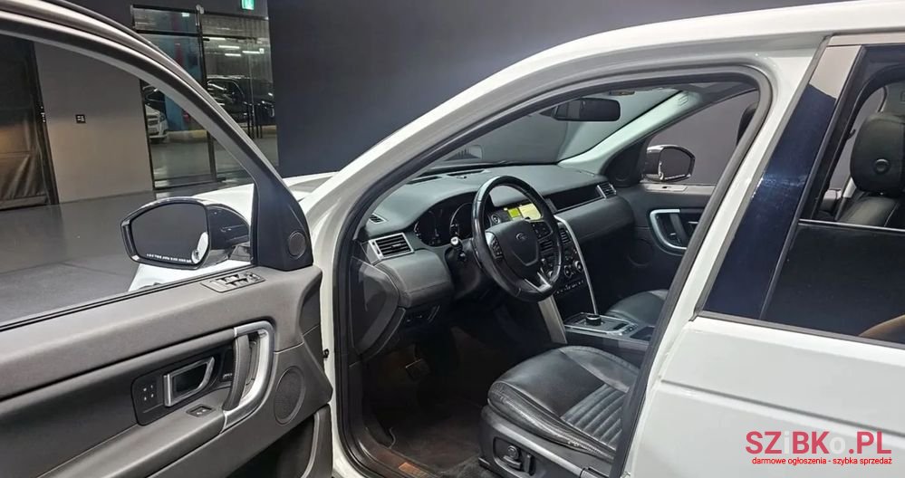2017' Land Rover Discovery 2.0 Td4 Hse photo #6