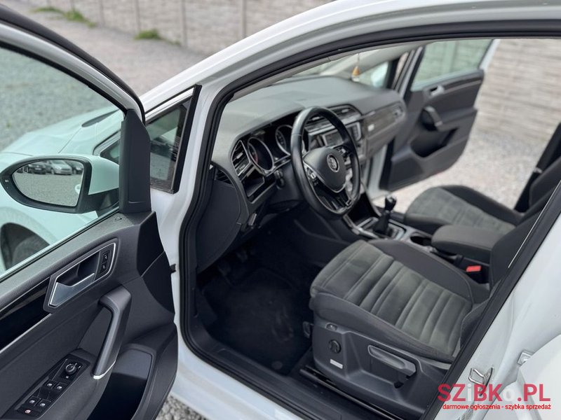 2016' Volkswagen Touran photo #5