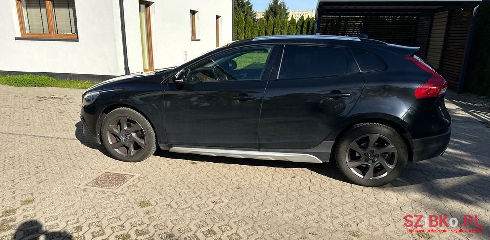 2015' Volvo V40 T4 Momentum photo #2