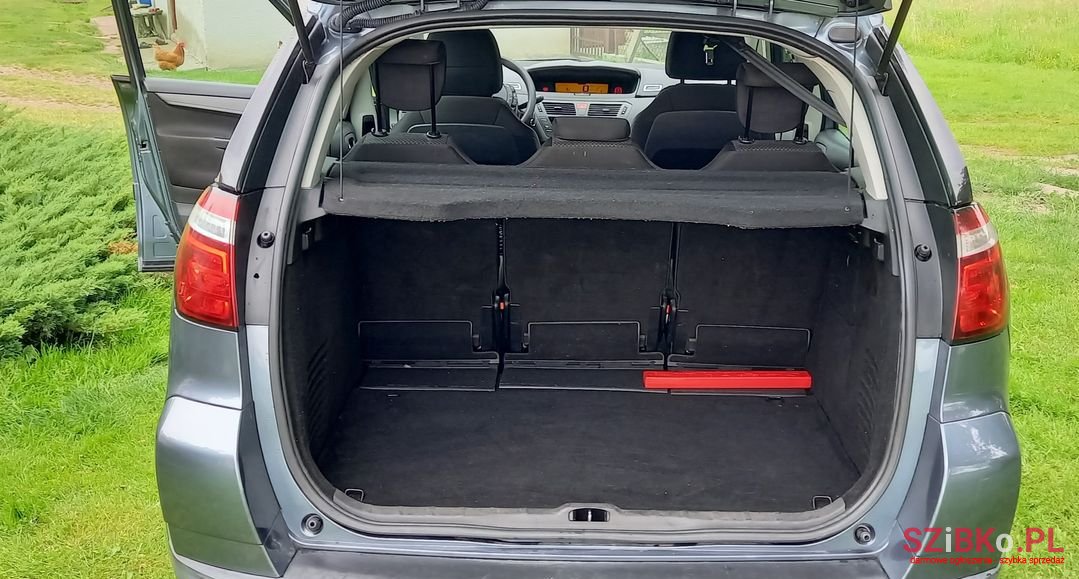 2011' Citroen C4 Picasso photo #6